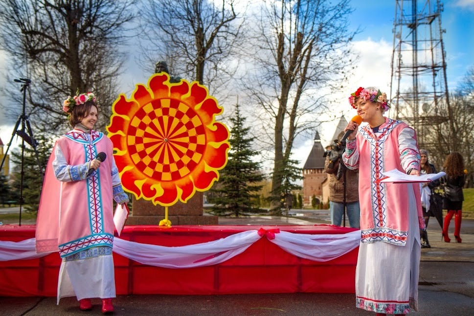 Красная горка суть праздника. Украшения на праздник красная горка. Празднование праздника красная горка. Встреча весны красная горка. Красная горка языческий праздник.